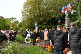 Minute de silence autour du monument aux morts