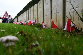 Des petits drapeaux canadiens en mémoire de chaque soldat